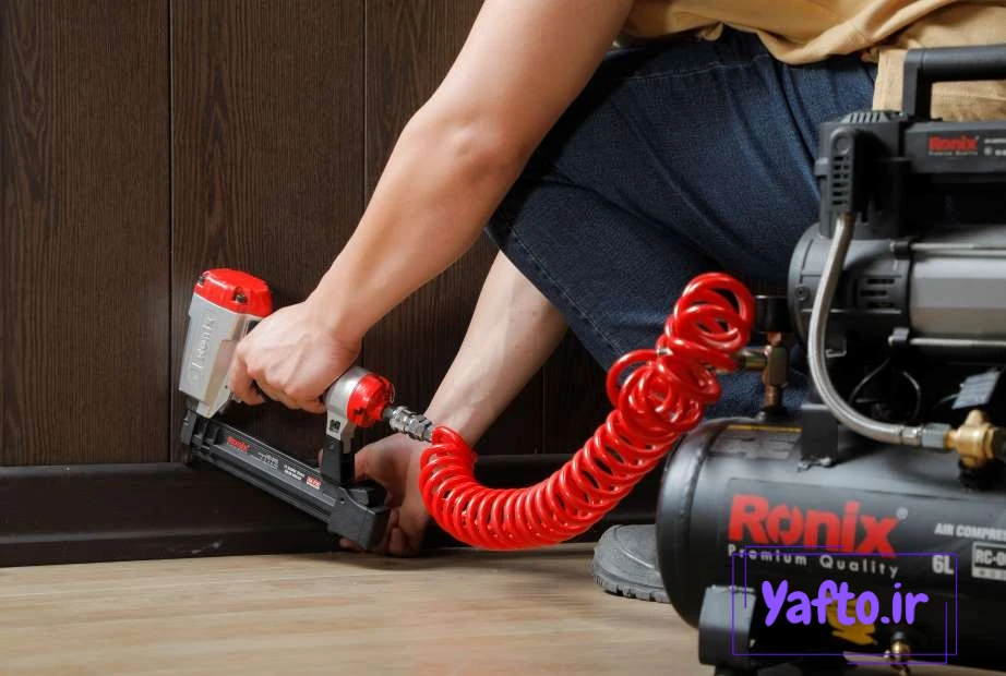 چسباندن قرنیز به دیوار به کمک چسب و میخ کوب رونیکس