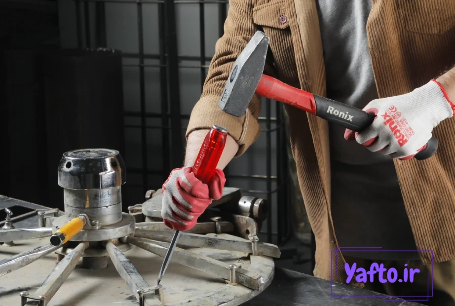 بازکردن پیچ زنگ‌زده با چکش و پیچ گوشتی